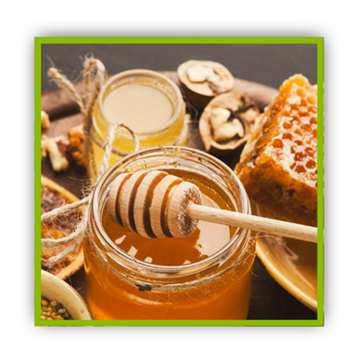 Honig Volles Honigglas mit Holzhonigloeffel, Bienenpollen, Honigwaben