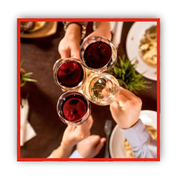 Wein Vier Personen halten ein Glas Wein, drei davon sind Rotweinglaeser und eins davon ein Weissweinglas. Die Persepektive ist von oben.